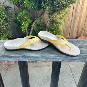 Women’s Vionic Casandra Buttercup thong sandal, size 6